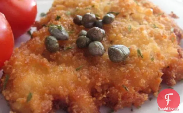 Panko-beschichtetes Hühnerschnitzel mit Kapern und Zitrone