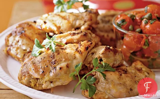 Gegrillte Hähnchenschenkel mit gerösteten Traubentomaten