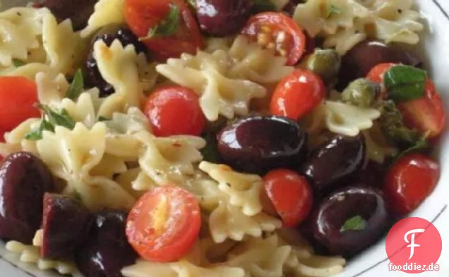 Tomaten, Basilikum und Kapern Fliege Pasta