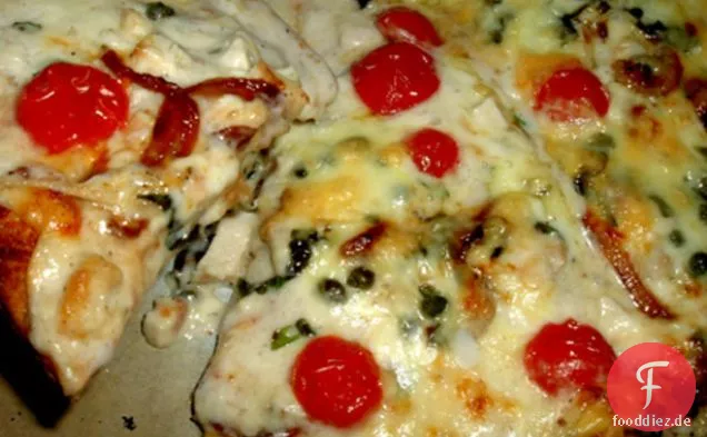 Weiße Pizza mit karamellisierten Zwiebeln und Hühnchen