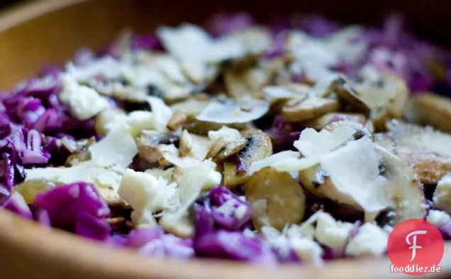 Sautierte Pilze über warmem Rotkohl