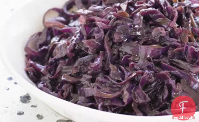 Langsam gekochter gewürzter Rotkohl