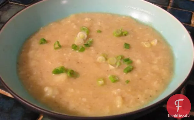 Käsige Blumenkohlsuppe mit gerösteten Cashewnüssen