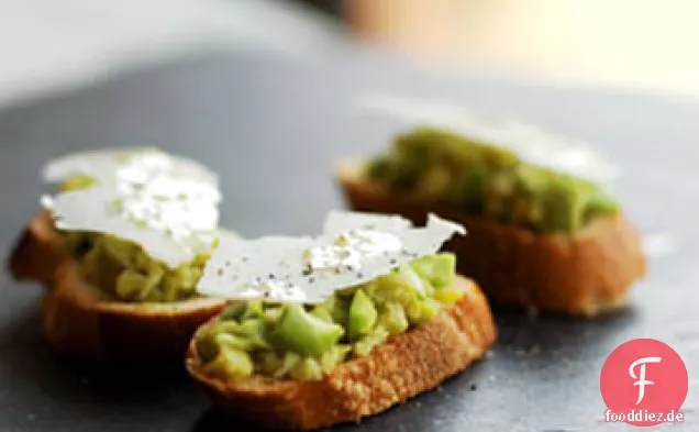 Gehackte Fava Bean Crostini mit Pecorino Rezept