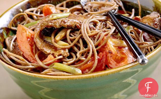 Soba mit Mariniertem Rindfleisch und Tomaten