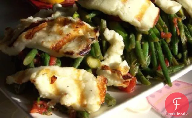 Gebratener Halloumi-, Bohnen-, Tomaten- und Spargelsalat