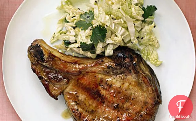 Gegrillte Schweinekoteletts mit Kohl und Sesam