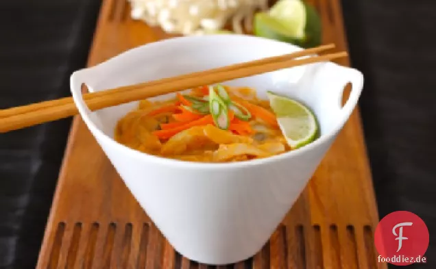 Rotes Curry, Kokosmilch und Reisnudel Thai-Suppe