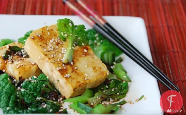 Gegrillter Tofu und sautierte asiatische Grüns