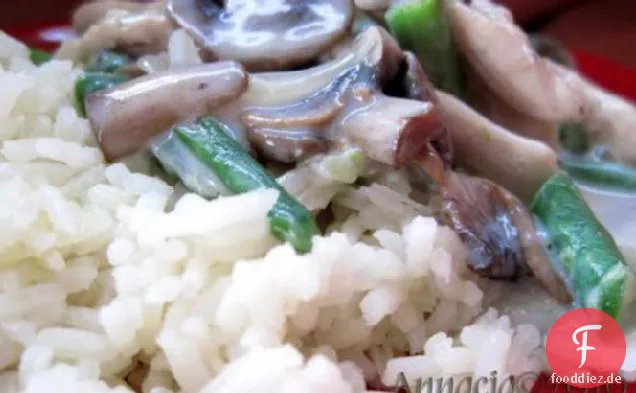Cremiges Herbed Huhn und Pilze mit Reis
