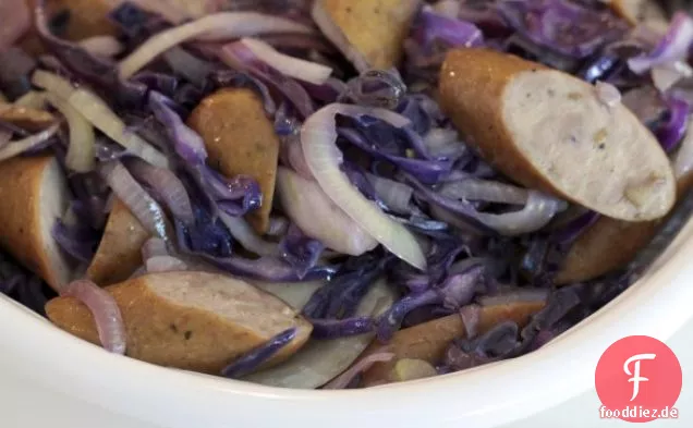 Putenwurst mit Kohl und Fenchel