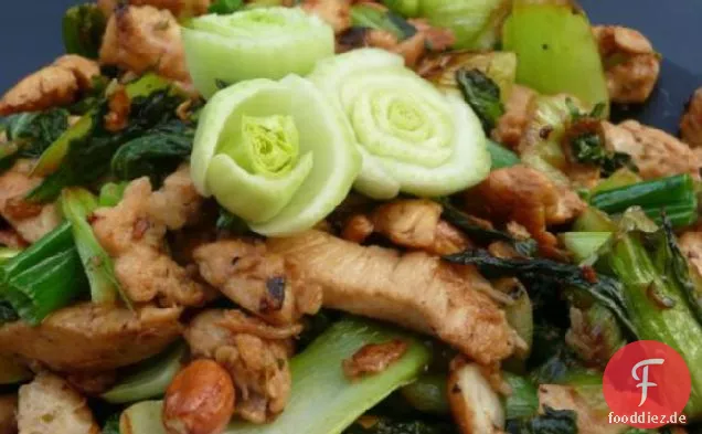 Würzig Gebratenes Hähnchen Mit Gemüse und Erdnüssen