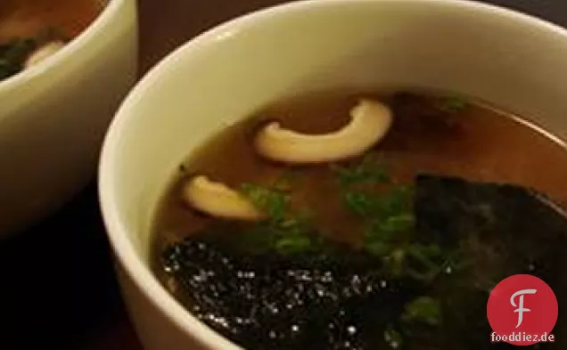 Japanische Suppe mit Tofu und Pilze