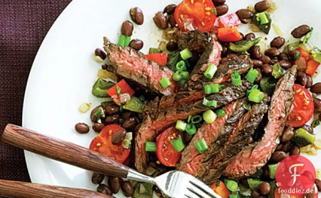 Ancho-mariniertes Rocksteak mit warmem schwarzen Bohnensalat
