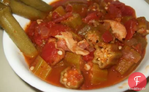 'tomokra' (gedünstete Tomaten und Okra)