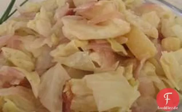 Cremiger Kohl mit Äpfeln und Speck