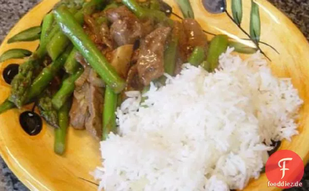 Sesam-Ingwer-Rindfleisch und Spargel unter Rühren braten