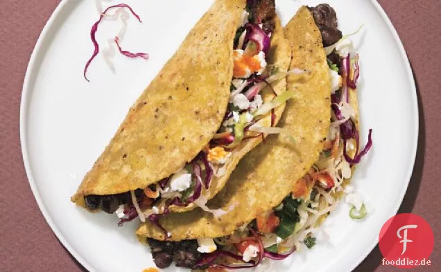 Knusprige schwarze Bohnen Tacos mit Feta und Kohlkraut