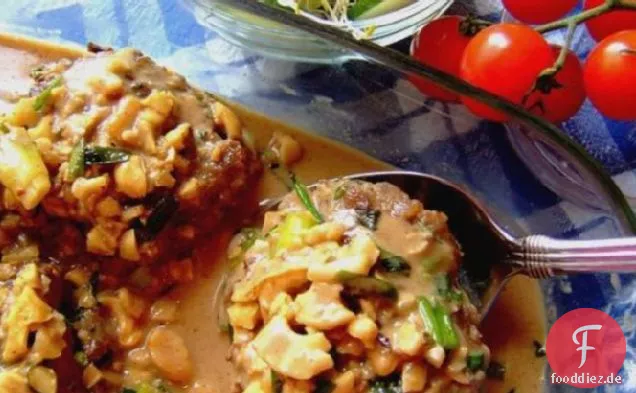 Rindfleischpasteten mit Sauce nach thailändischer Art