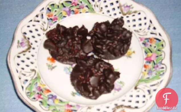 Schokoladenblöcke mit Früchten und Nüssen