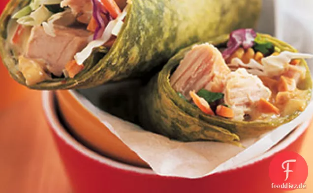 Türkei-Wraps mit Curry-Chutney, Mayonnaise und Erdnüssen