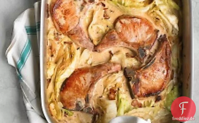 Schweinekoteletts mit Speck und Kohl
