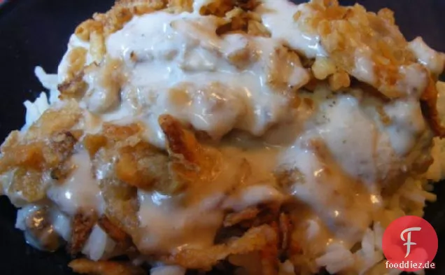 Ersticktes Huhn mit Soße und Reis