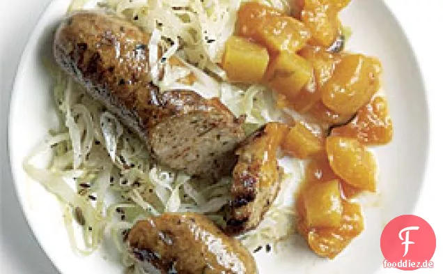 Sautierte Würstchen und Kohl mit Aprikosen-Mango-Chutney