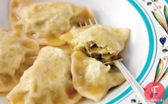 Pierogi mit Kohlfüllung und geklärter Butter