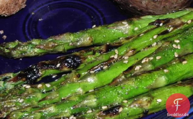 Feuriger gegrillter Spargel