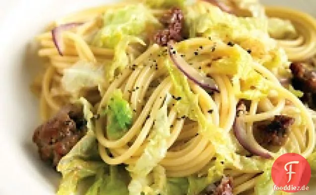 Spaghetti mit süßer Wurst und Kohl