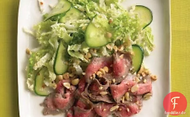 Asiatischer Steaksalat mit Gurke und Napa-Kohl