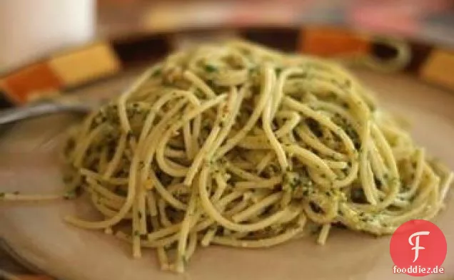 Spaghetti mit basilikum-Pistazien-Pesto