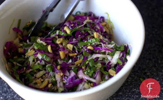 Kohl-Limetten-Salat mit gerösteten Erdnüssen