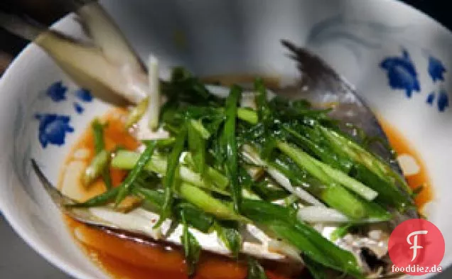 Chinesischer gedämpfter Fisch mit Schalotten