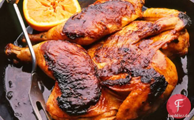 Asiatisches Orangenhähnchen, das unter einem Ziegelstein gebraten wird