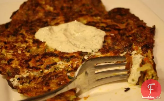 Karotten-Kohl-Pfannkuchen Mit Kräuter-sauerrahm