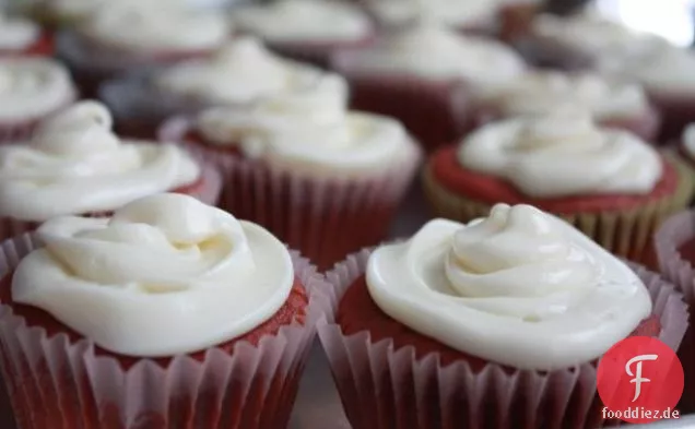 Einfache glutenfreie rote Samt Cupcakes