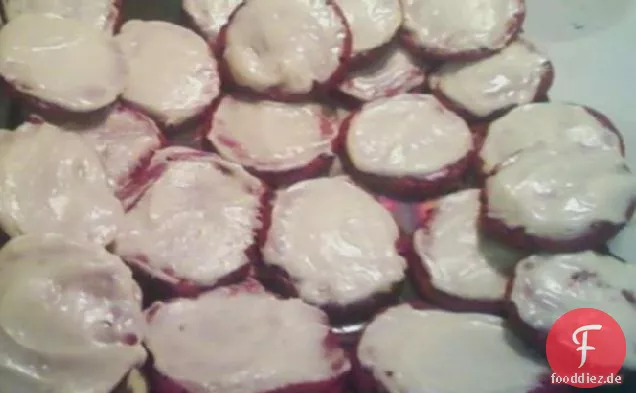 Rote Samtkekse mit Frischkäse-Zuckerguss