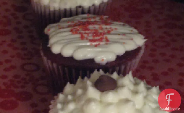 Red Velvet Chocolate Chip Cupcakes Mit Rum-Frosting