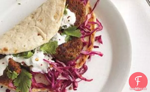 Linsen Fritter Pitas mit Rotkohl Slaw