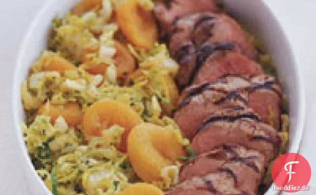 Gegrilltes Schweinefleisch mit Curry-Aprikosen und Napa Kohl