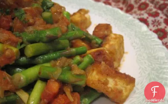 Sautierter Spargel mit Currytofu und Tomaten