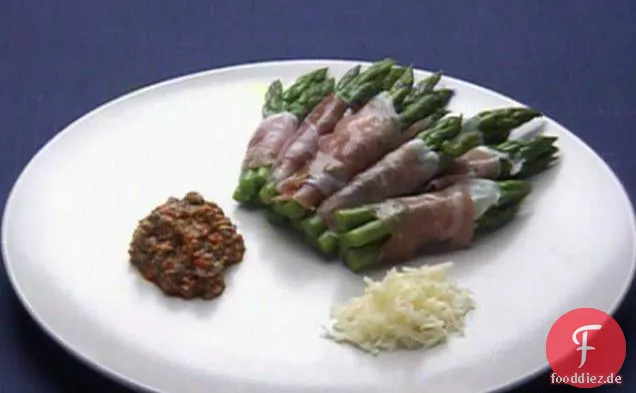 Spargel in Schinken eingewickelt