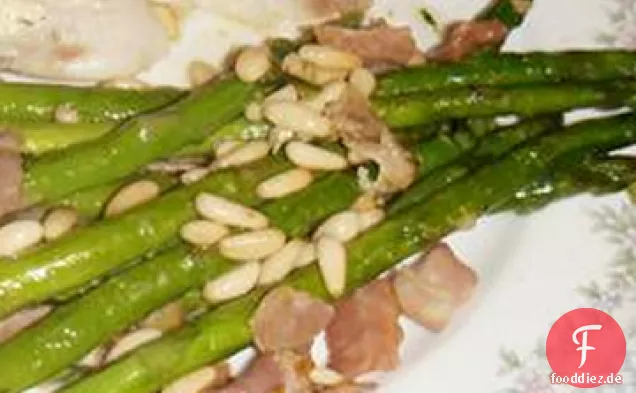 Spargel mit Schinken und Pinienkernen