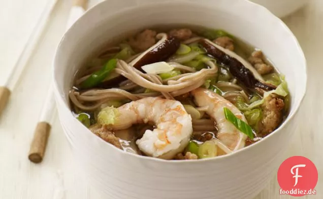 Warme Soba mit Schweinefleisch, Garnelen und Kohl