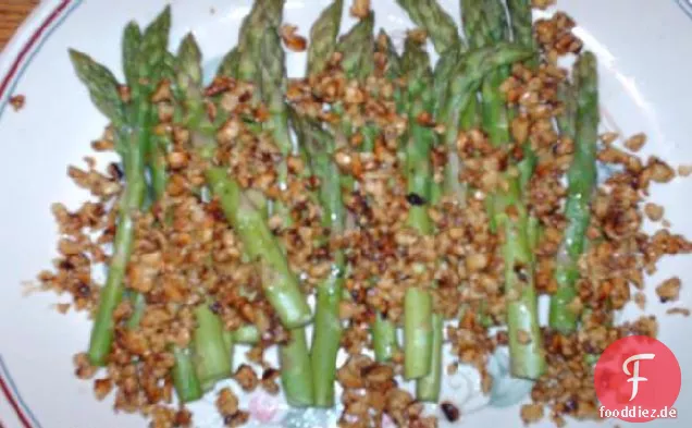 Gedämpfter Spargel mit Walnüssen und gebräunter Buttersauce