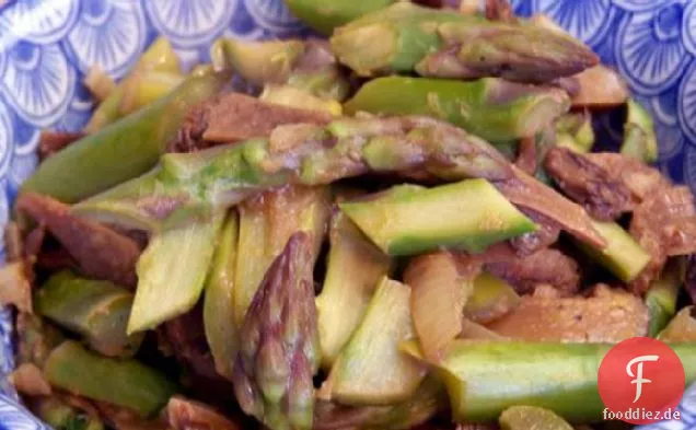 Gedünsteten Spargel Mit Shiitake-Pilzen