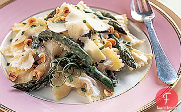 Farfalle mit Mascarpone, Spargel und Haselnüssen