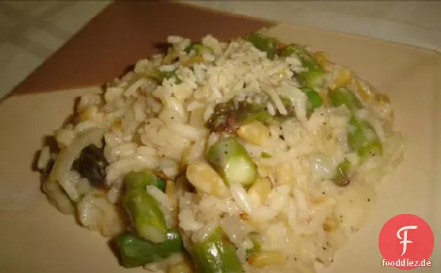Spargelrisotto mit Pinienkernen